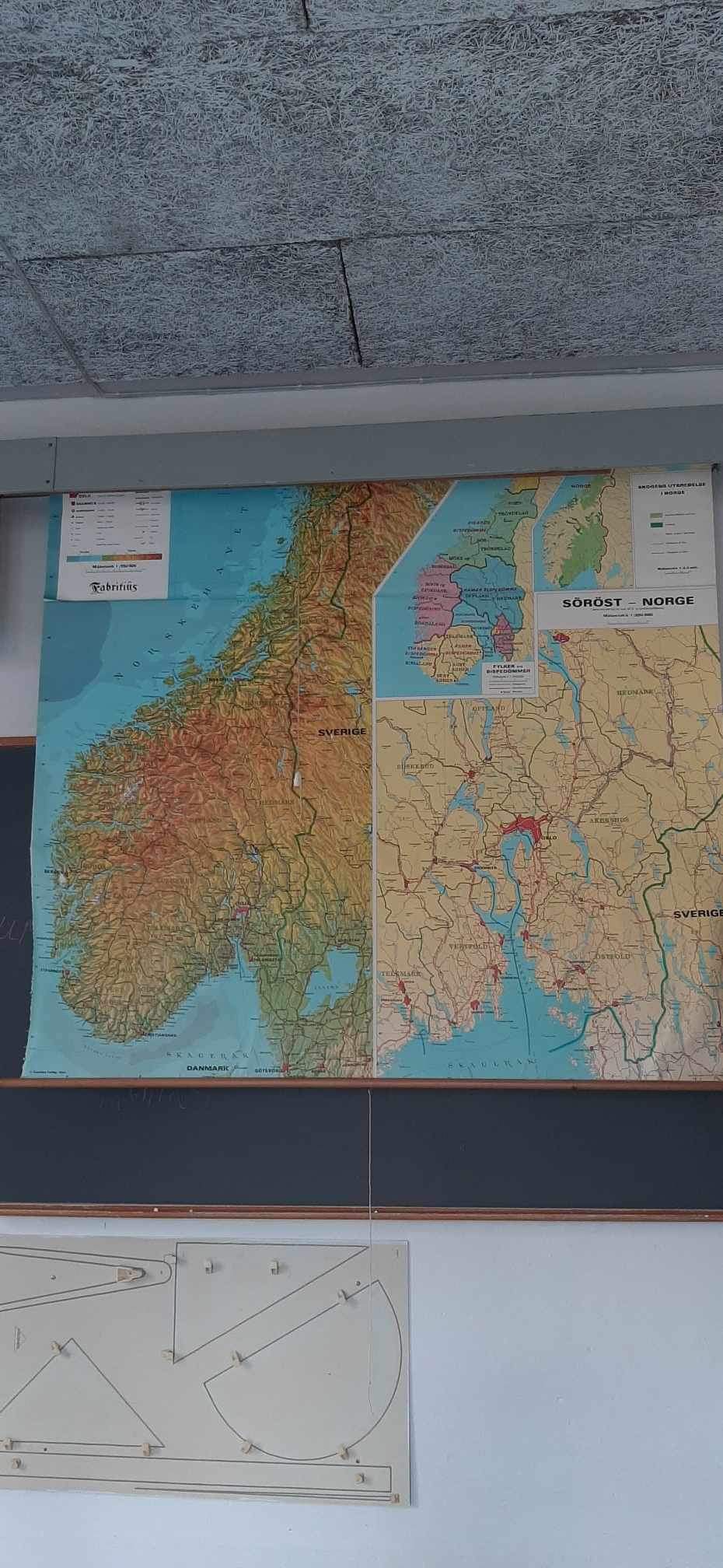 Gamle nedtrekkskart på skolen