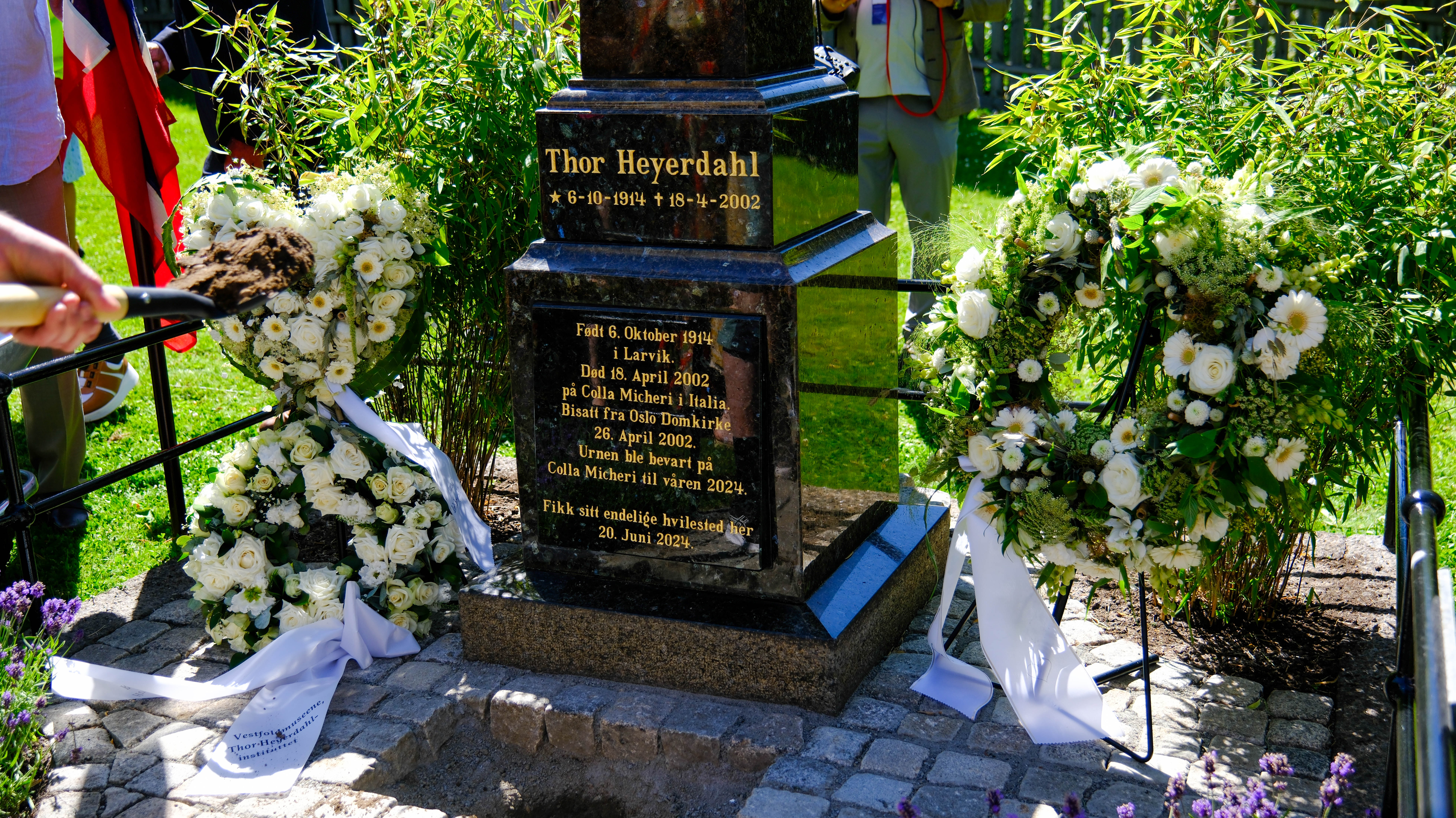 Thor Heyerdahls Familie I Larvik For Minnestund 40