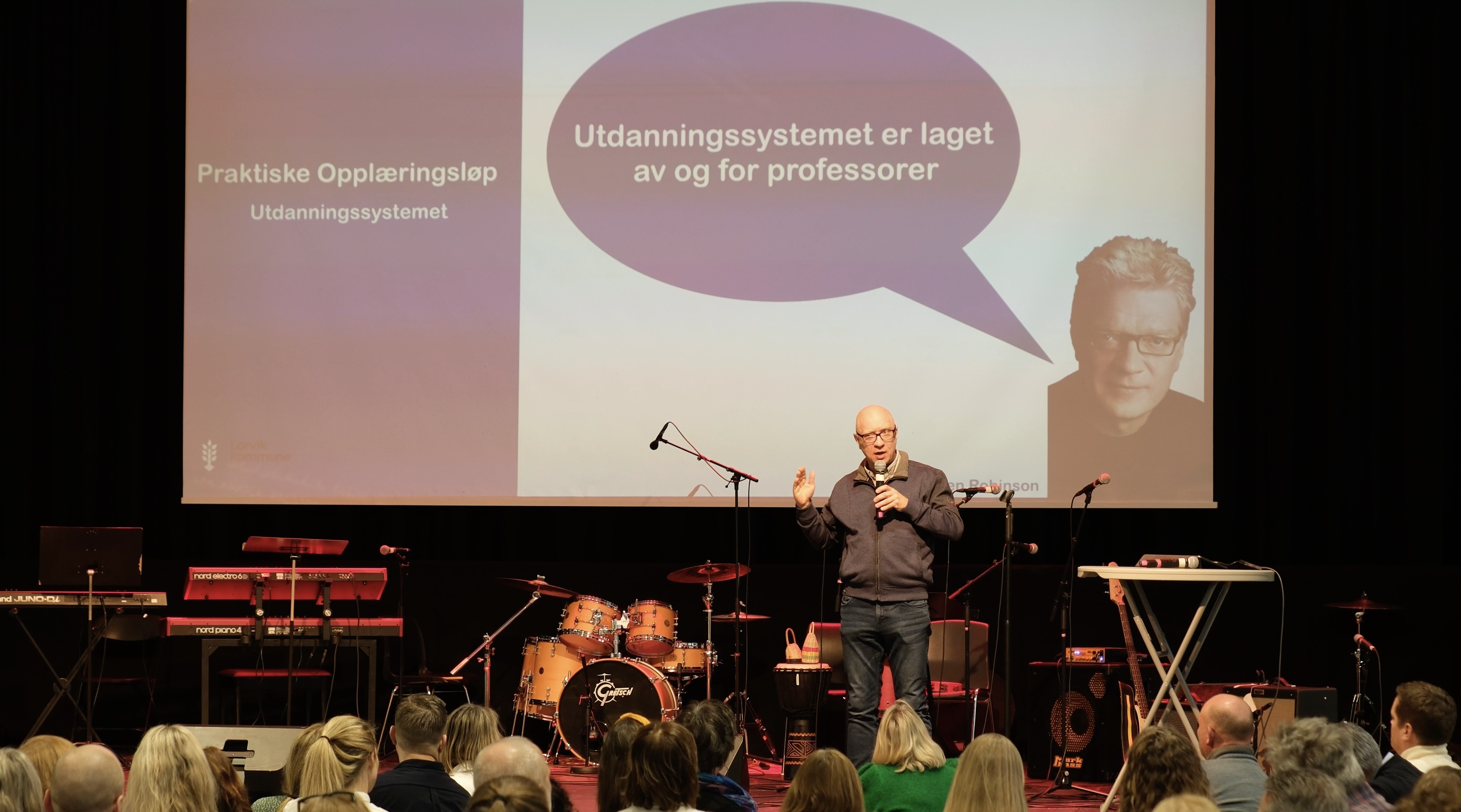 Johnny Gangsøy på scenen under Våre unge-dagen