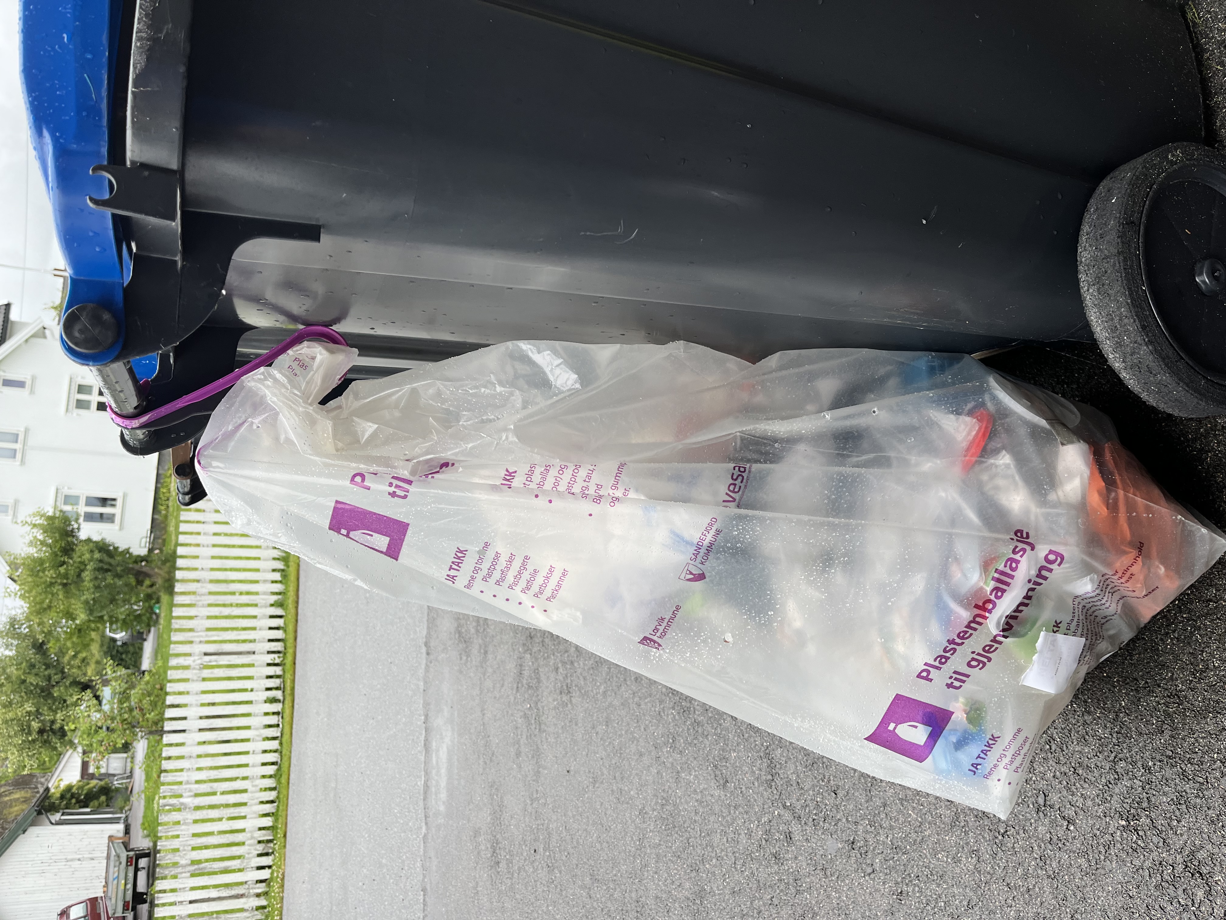 Smartkrok du kan henge på avfallsbeholderen.