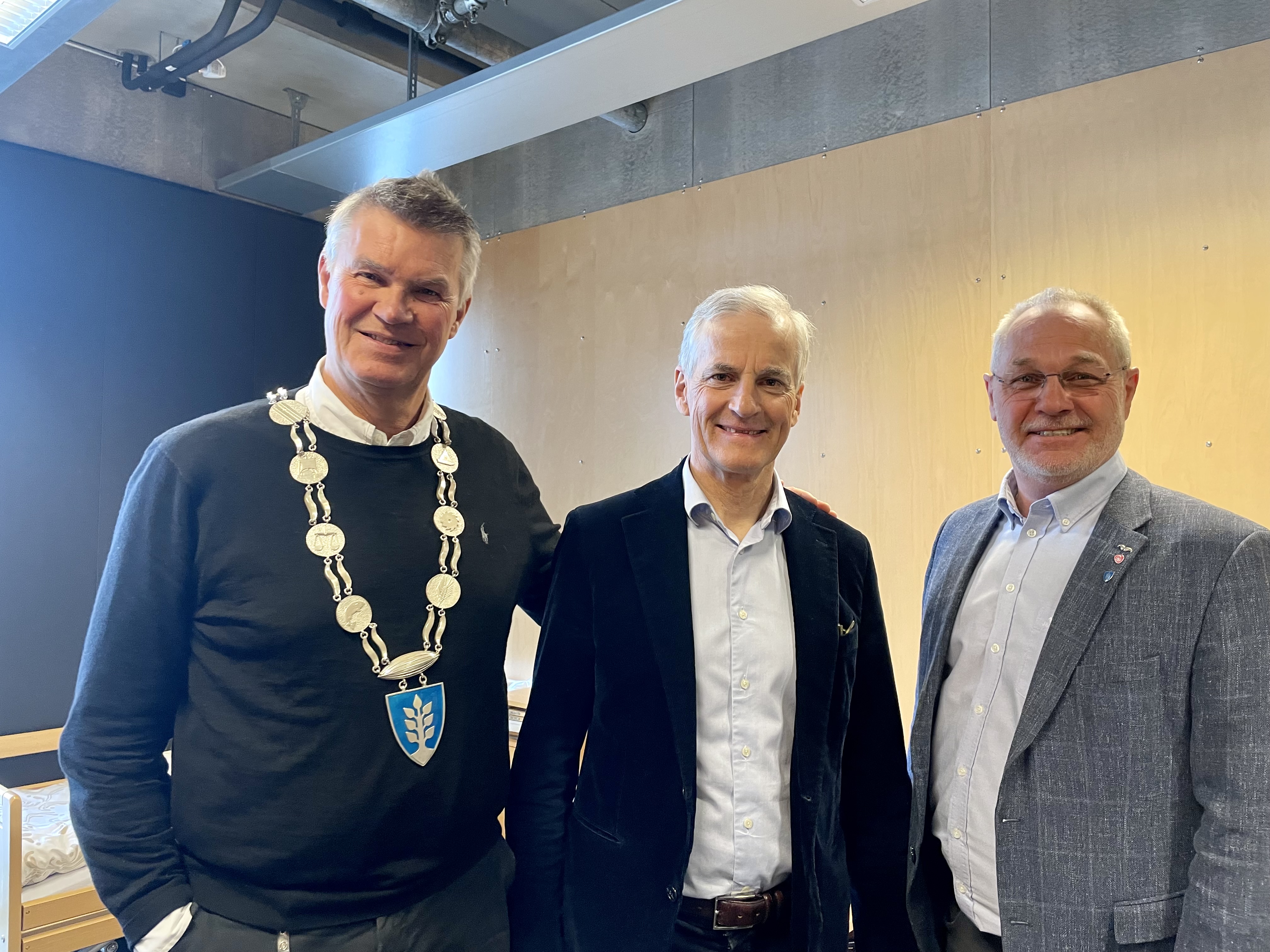 Ordfører Erik Bringedal, statsminister Jonas Gahr Støre og varaordfører Rune Høiseth. 