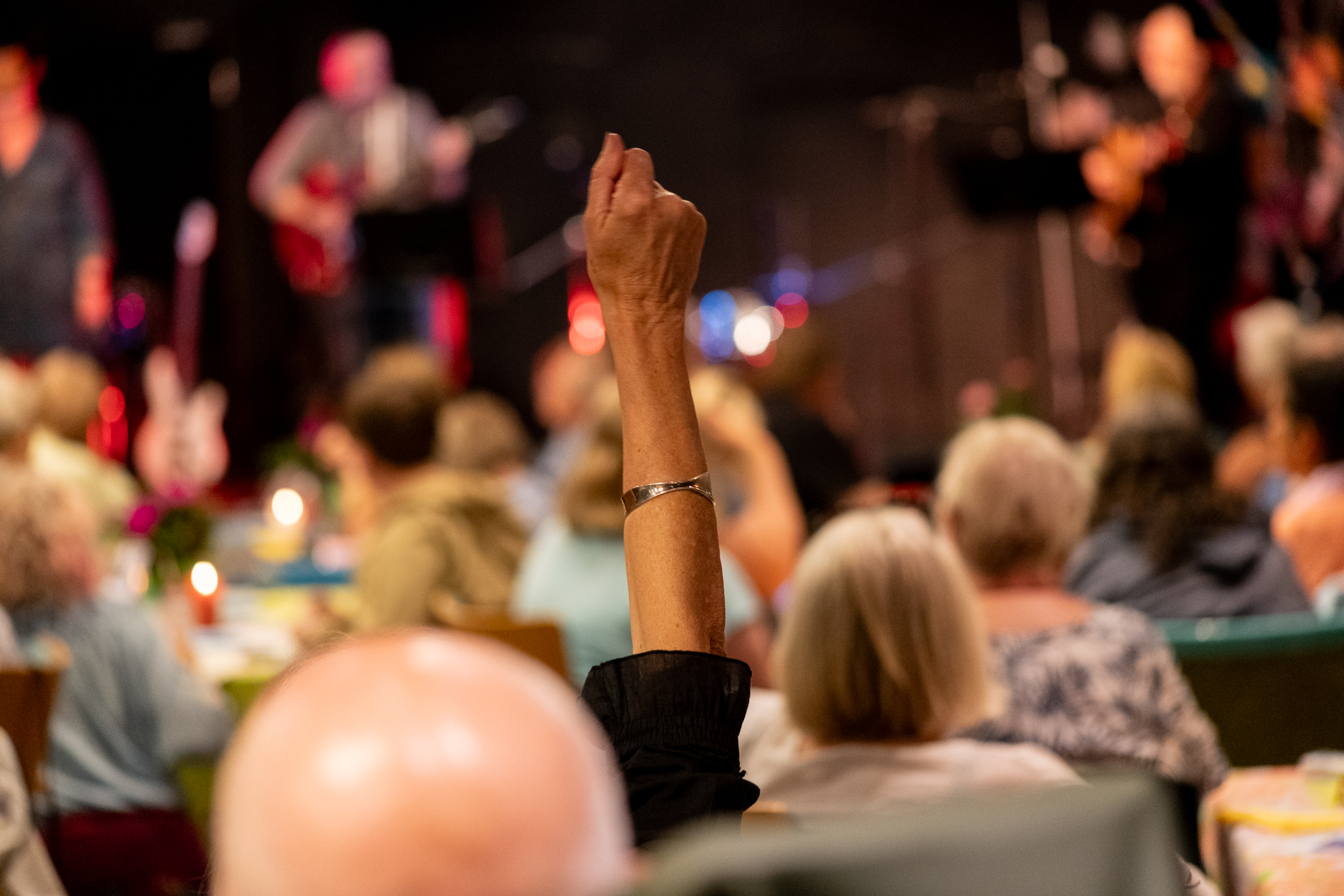 Hånd strekkes i været på konsert