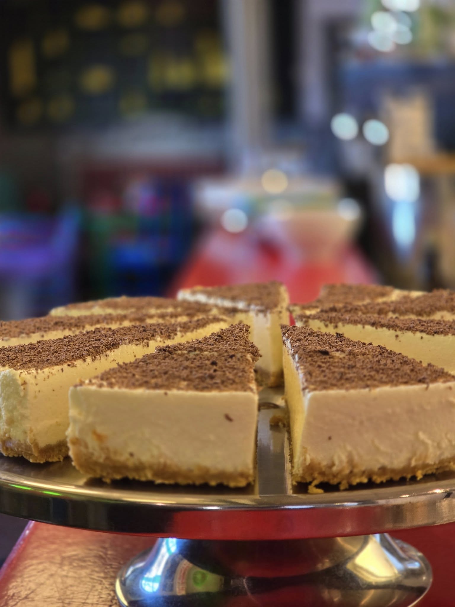Bilde av ostekake på disken i Verket kafe