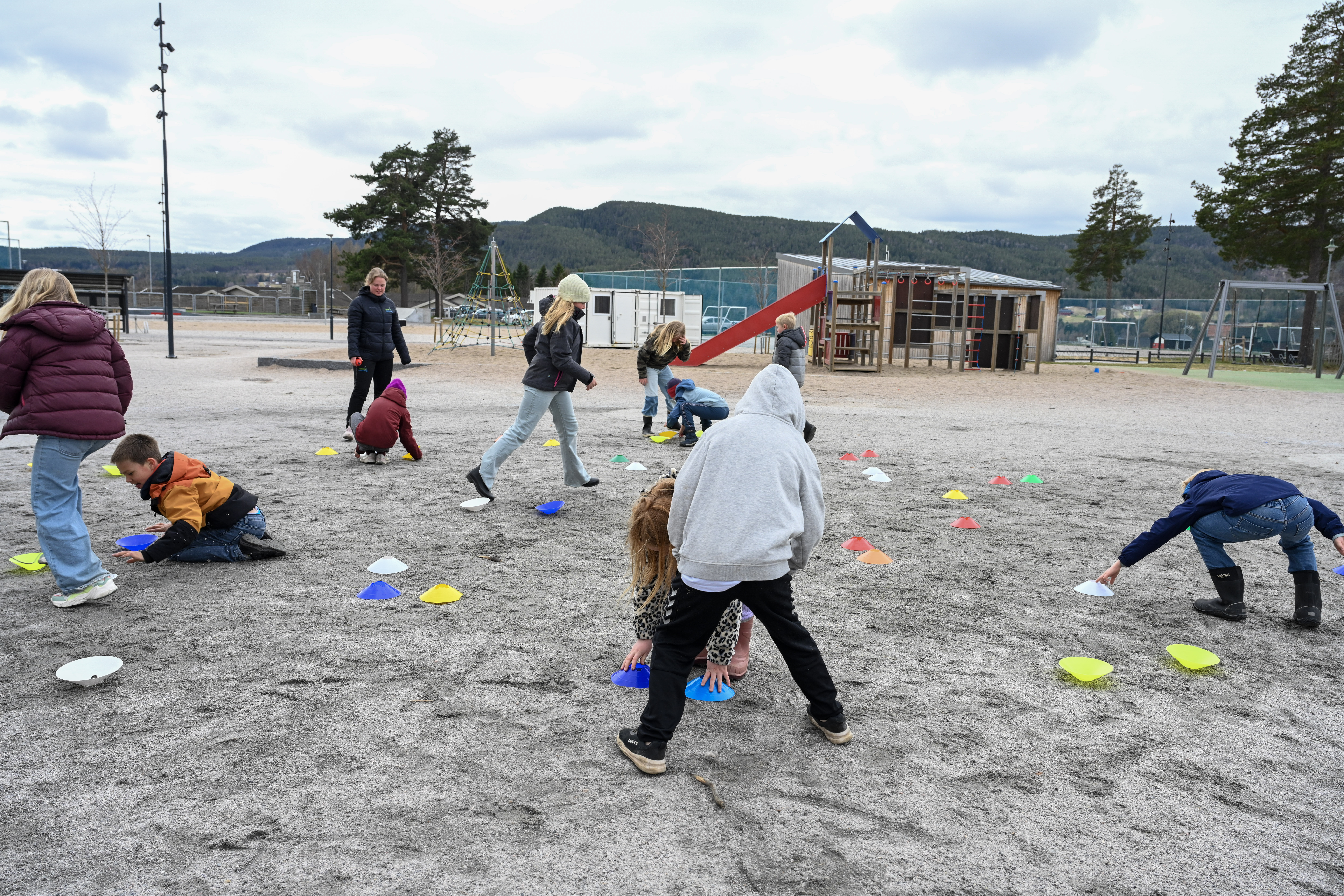 Liv og røre i barneskolen. Foto: Anders Palmer Holmen