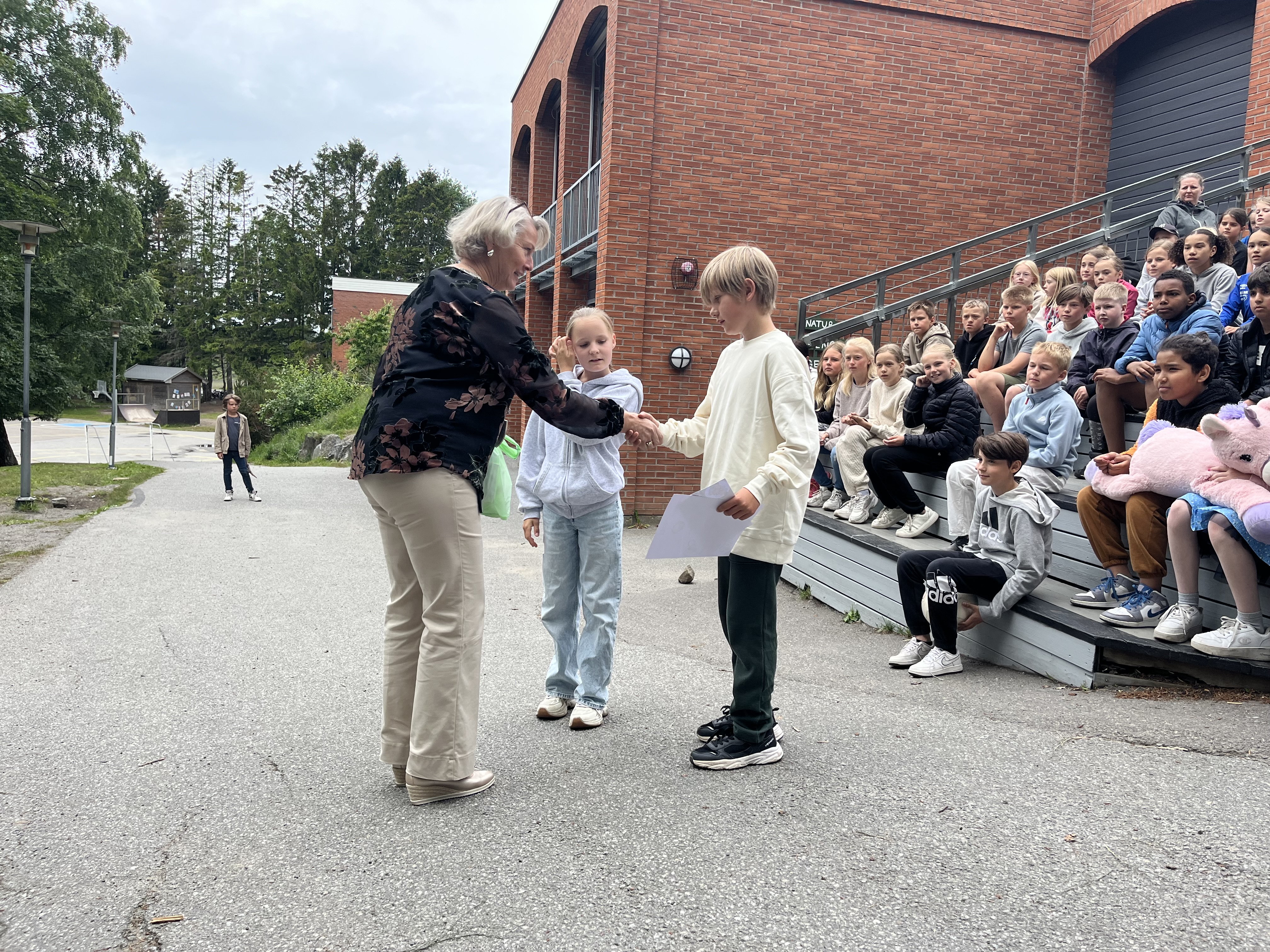 Varaordføreren hedret vinnerne av "Helt grønn skolevei" 
