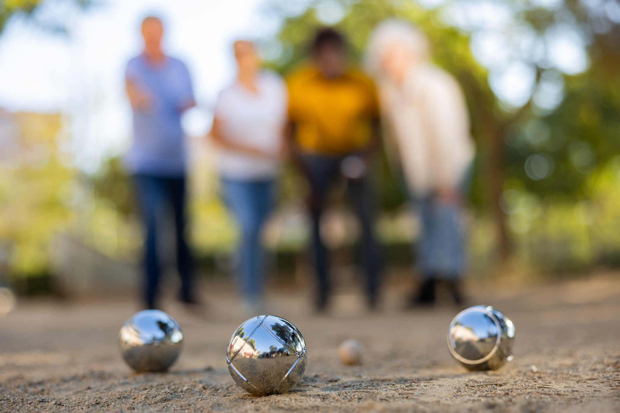 En Gjeng Eldere Spiller Petanque