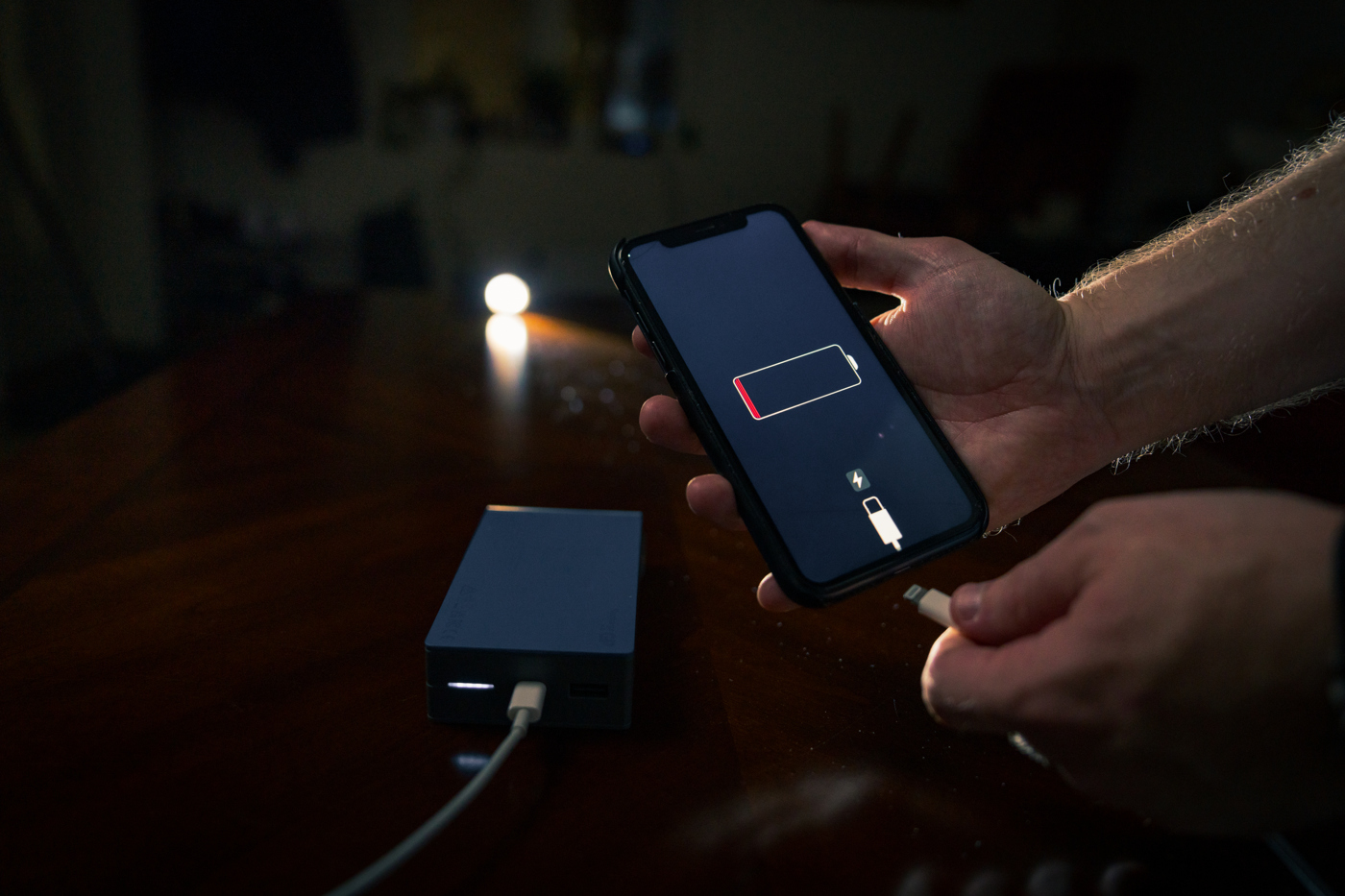 Illustrasjonsbilde egenberedskap og mobiltelefon