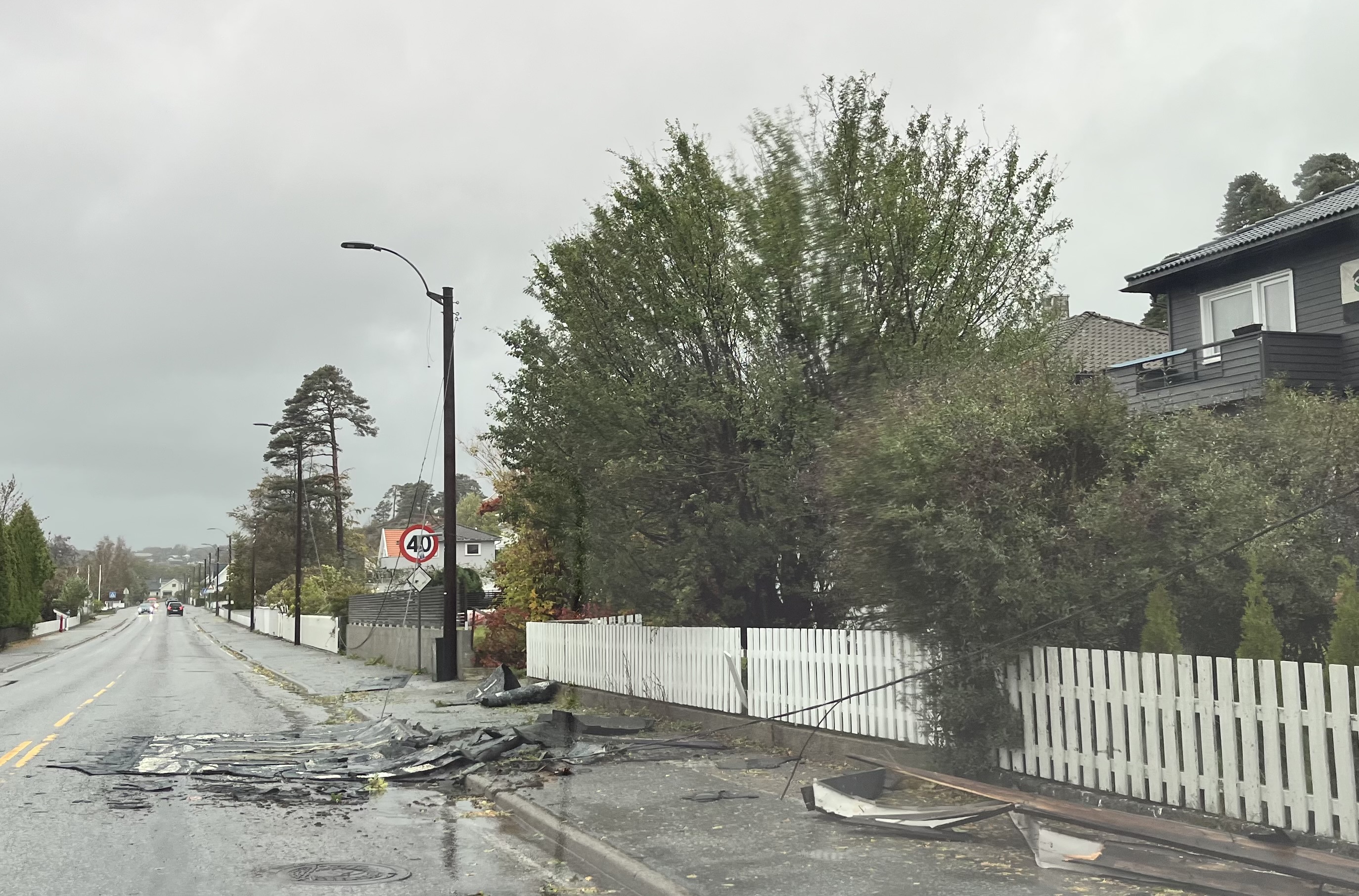 Meld fra om strømledninger på bakken - og hold avstand 